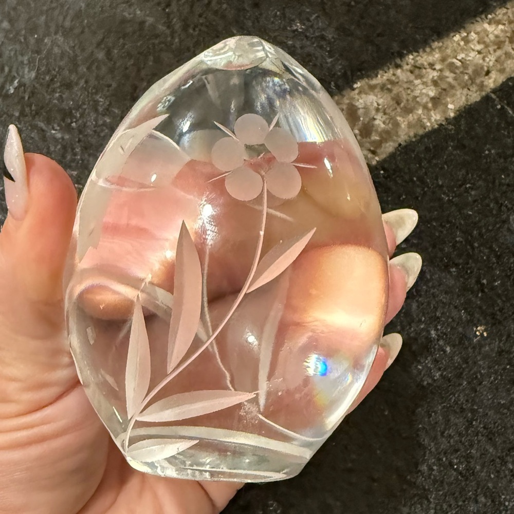 Shannon Ireland Etched Glass Crystal Egg Paperweight - Picture 6 of 9